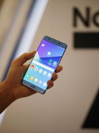 Samsung zastavuje kvůli problémům s bateriemi prodej smartphonů Galaxy Note 7