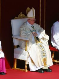 Papež František během nedělní mše na svatopetrském náměstí ve Vatikánu prohlásil Matku Terezu za svatou