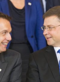 Slovenský ministr financí Peter Kažimír (vlevo) a místopředseda Evropské komise Valdis Dombrovskis na schůzce v Bratislavě