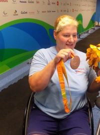 Plavkyně Běla Třebínová s paralympijskou medailí