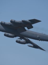 Americký bombardér B-52 Stratofortress při letu.