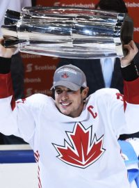 Kapitán kanadského týmu Sidney Crosby drží nad hlavou trofej