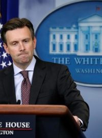 Spojené státy jsou postupem Ruska zklamány, řekl mluvčí Bílého domu Josh Earnest