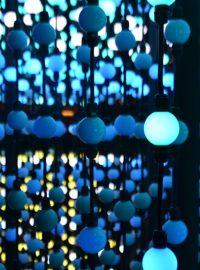Signal festival 2016. Instalaci Monolith v Pařížské ulici tvoří 3328 LED kuliček