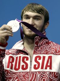 Ruský vzpěrač Apti Auchadov se stříbrnou medailí v Londýně 2012