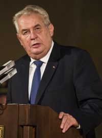 Prezident Miloš Zeman předává státní vyznamenání (ilustrační snímek z 28. října 2014).