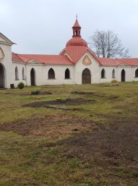 Hřbitov na Zelené hoře bude připomínat jediný hrob. Tisícovku dalších musí úřady přestěhovat