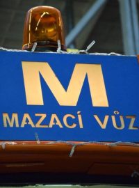 Slavná mazací tramvaj je po opravě jako nová. Před Vánoci se vrací do ulic Prahy