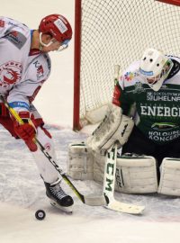 Karlovarský brankář Tomáš Závorka a proti němu třinecký Cory Kane