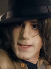 Britský herec Joseph Fiennes jako Michael Jackson v sérii Urban Myths