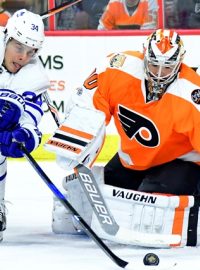 Gólman Philadelphie Michal Neuvirth v duelu proti Torontu