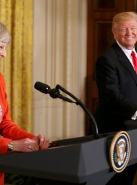 Theresa Mayová a Donald Trump při společném setkání v Bílém domě