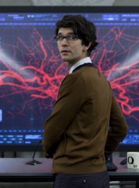 V posledních filmech o agentu Bondovi vystupoval jako Q britský herec Ben Whishaw