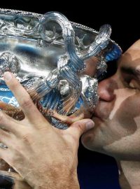 Roger Federer s trofejí pro vítěze Australian Open