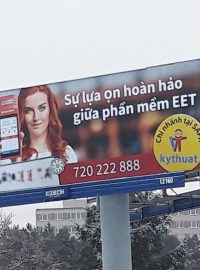 Billboard upozorňující vietnamské obchodníky na koupi pokladny EET ve vietnamštině.