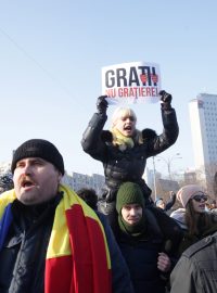 &quot;Mříže, ne milost!&quot; Rumuni se bouří proti vládě v největších protestech od pádu Ceaușescova režimu.