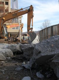 Srbské buldozery srovnaly se zemí nelegálně postavenou zeď v Kosovské Mitrovici.