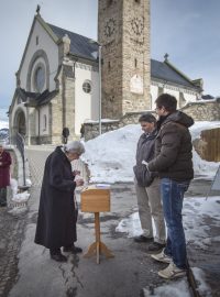 Hlasující v referendu ve švýcarském Obersaxenu