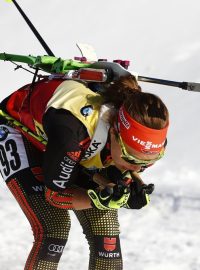 Laura Dahlmeierová měla v cíli velké problémy, kvůli její slabosti se musel odkládat květinový ceremoniál