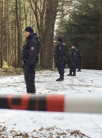 Policisté prohledávají okolí Poličských strojíren. Chtějí zmenšit pásmo pro zákaz vstupu