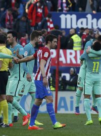 Fotbalisté Barcelony uspěli ve 24. kole na hřišti čtvrtého Atlética Madrid, kde vyhráli 2:1