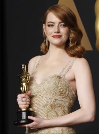 Emma Stone s Oscarem za roli ve filmu La La Land.