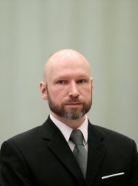 Fjotolf Hansen, původním jménem Anders Behring Breivik, u soudu