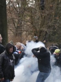 Fanoušci se opakovaně střetli s policisty