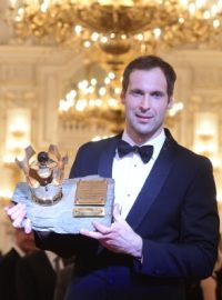 Brankář Petr Čech s trofejí pro nejlepšího fotbalistu roku (archivní foto)