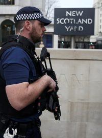 Britský policista před sídlem Scotland Yardu