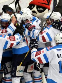 Hokejisté Chomutova slaví postup do semifinále play-off