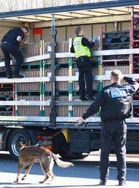 Tři Eritrejci se ukryli v českém kamionu. Objevila je anglická policie.