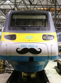 Pendolino je ozdobeno slušivým knírem na počest akce Movember