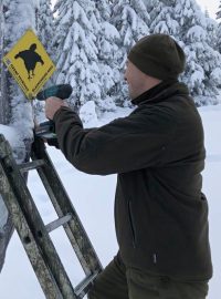 Kvůli rozmnožování vzácného ptáka se v Krkonoších uzavřou některé turistické trasy.