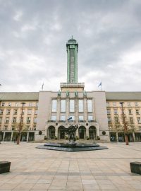 Nová radnice - největší radniční komplex v Česku se nachází právě v Ostravě. Soutěž na budovu Nové radnice byla vypsána v roce 1923. Dostavěna byla v roce 1930 podle projektu architektů Vladimíra Fischera, Františka Koláře a Jana Rubého