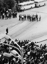 Václavské náměstí 21. srpna 1969. Protestující sleduje hlouček policistů (v horní části snímku)
