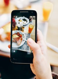 Smartphone - chytrý telefon - focení jídla na Instagram