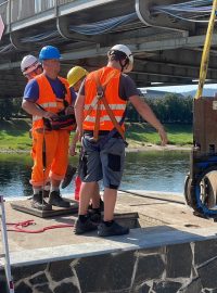 Ústí nad Labem, silnice u Benešova mostu. Vytažení protipovodňové klapky