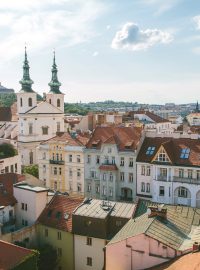 Pohled z věže Staré radnice směrem k pozdně gotickému kostelu sv. Jakuba, v pozadí hrad Špilberk