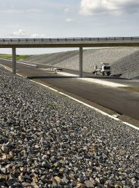 Budování dálnice D35 u Uherska (červen 2022)