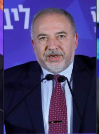 Zleva Benjamin Netanjahu, Avigdor Lieberman a Benny Ganc