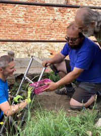 Archeologové zkoumají opěrnou zeď a kostelní terasu v Bečově nad Teplou