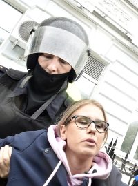 Právnička Ljubov Sobolová v rukou ruské policie