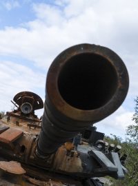 Zničený ruský tank nedaleko Izjumu