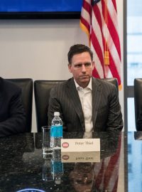 Zleva Donald Trump, podnikatel Peter Thiel a Tim Cook, generální ředitel společnosti Apple