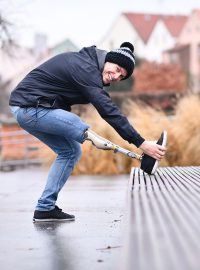 Hele, dosáhnu si na nohu, to jsem dřív neudělal. Jirka byl vždycky vtipálek a nehoda na tom nezměnila nic