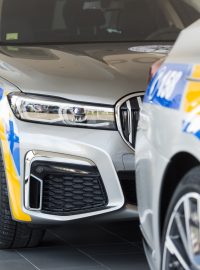 Policie převzala na zkoušku 5 limuzín BMW. Cena jednoho kusu se pohybuje kolem tří milionů korun