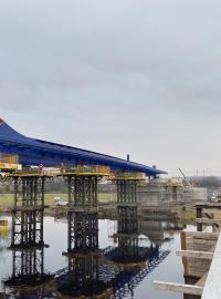 Dělníci začali nedaleko Přelouče montovat nový most.