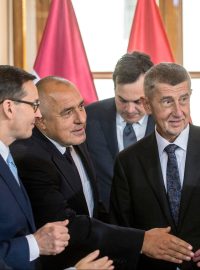 Premiér Andrej Babiš a další státníci na jednání s eurokomisařem Güntherem Oettingerem (vpravo) v Praze