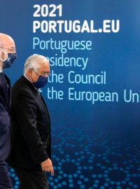 Vlevo předseda Evropské rady Charles Michel a portugalský předseda vlády Antonio Costa na ceremoniálu, který zahajuje portugalské předsednictví v EU